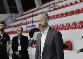 Nga “S’ka pse dilni prej shtëpie” në “Ikni merrni zarfet!”, si ndryshoi retorika e KQZ për votën e Diasporës dhe hijet e një skandali